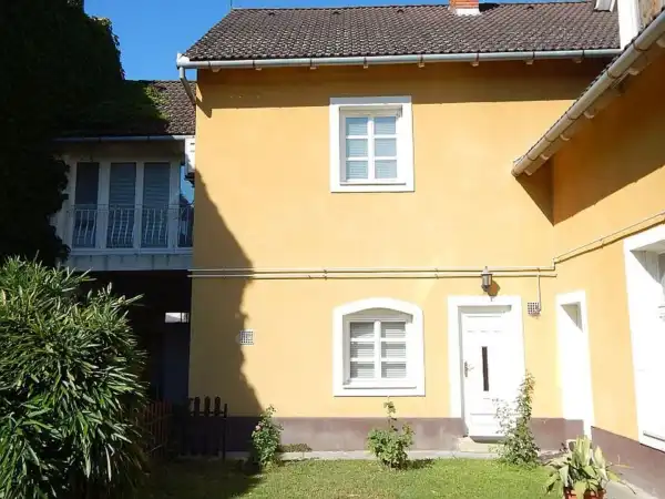 Eladó családi ház, Tapolca 9 szoba 270 m² 125.9 M Ft